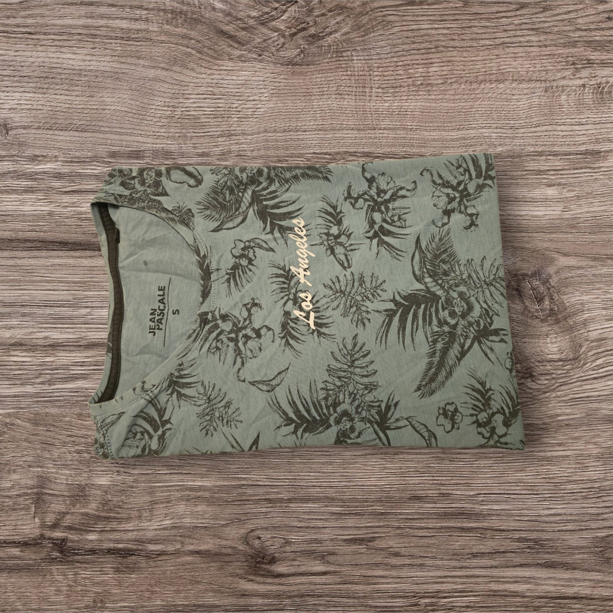 T-shirt Ottoman Kumus verde salvia con stampa floreale giungla e scritta Los Angeles ricamata sul petto