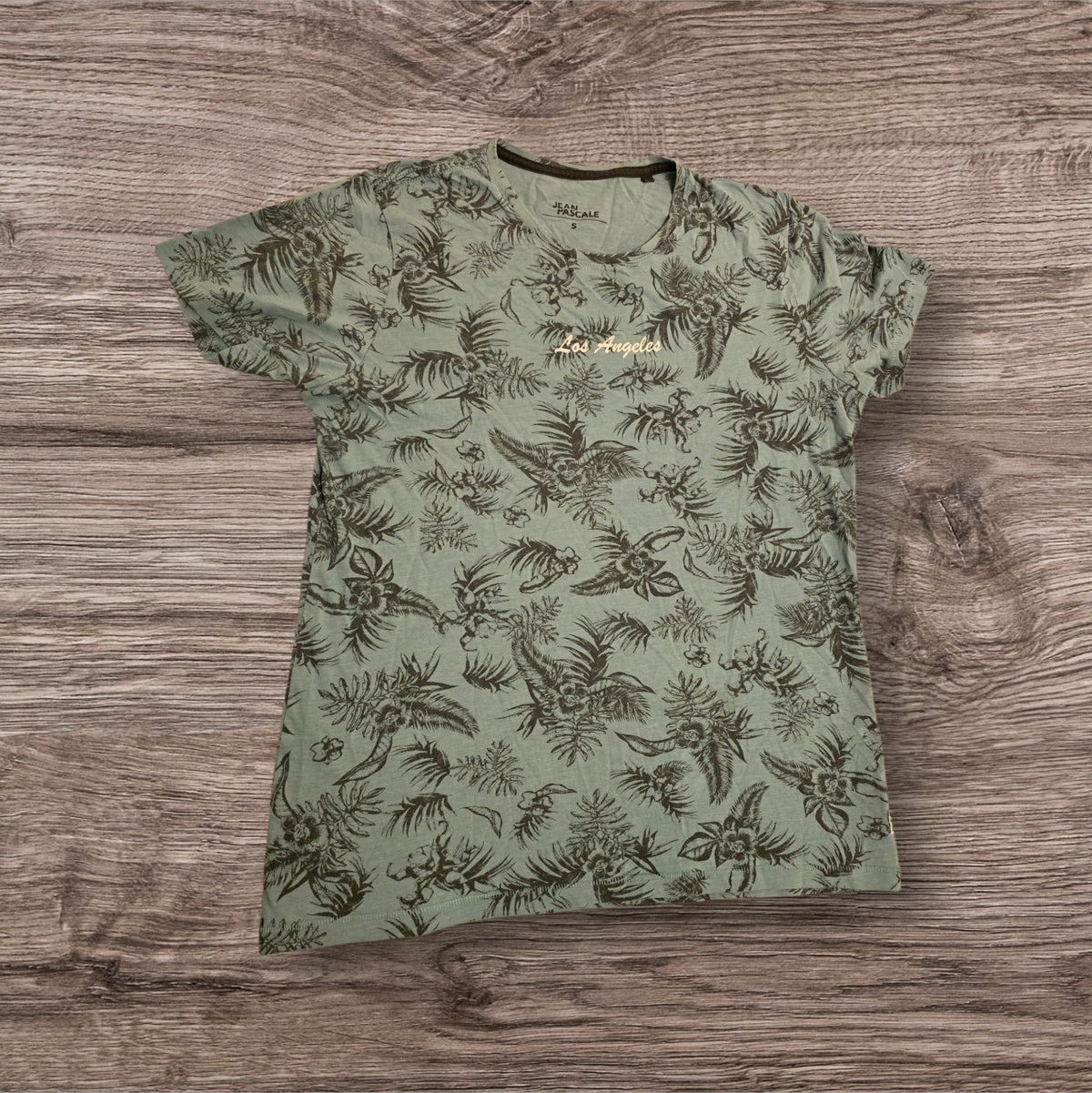 T-shirt Ottoman Kumus verde salvia con stampa floreale giungla e scritta Los Angeles ricamata sul petto