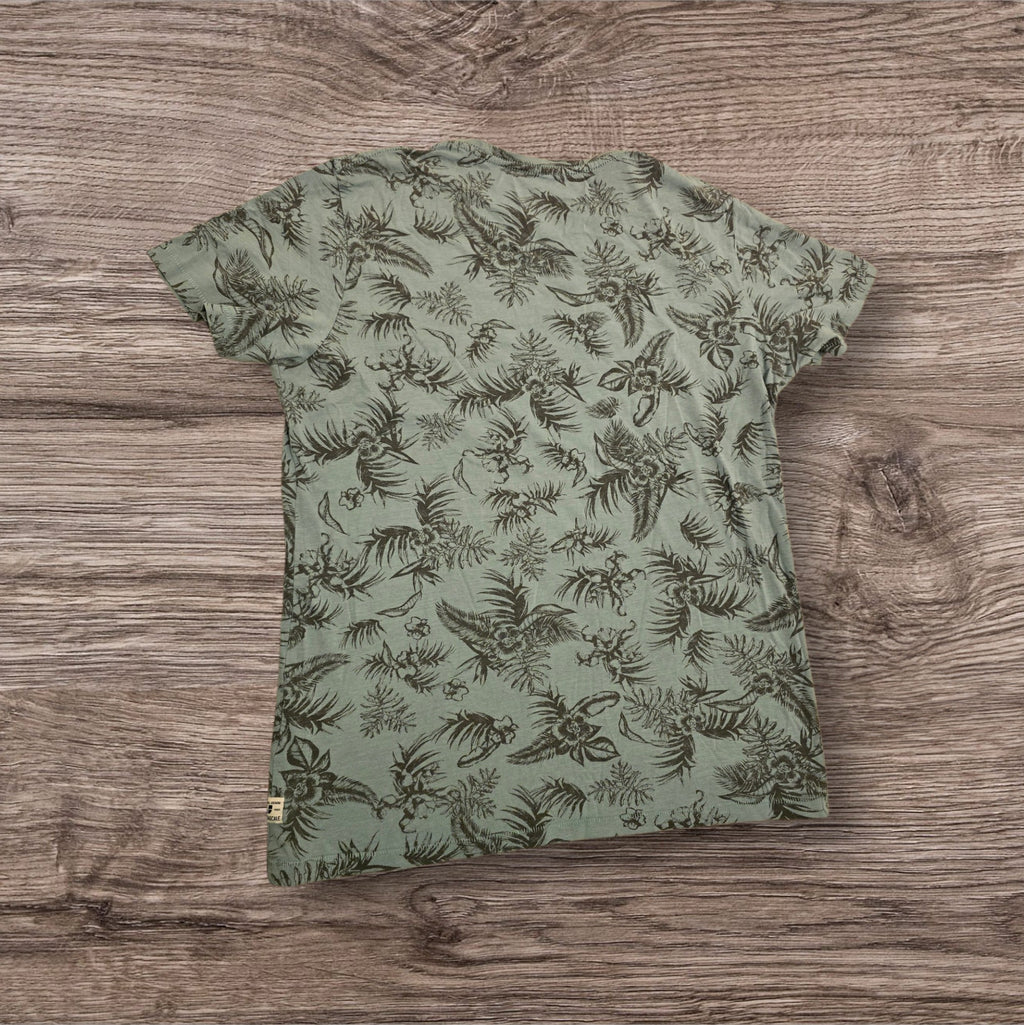 T-shirt a maniche corte Ottoman Kumus verde salvia con stampa floreale tropicale all-over su sfondo in legno