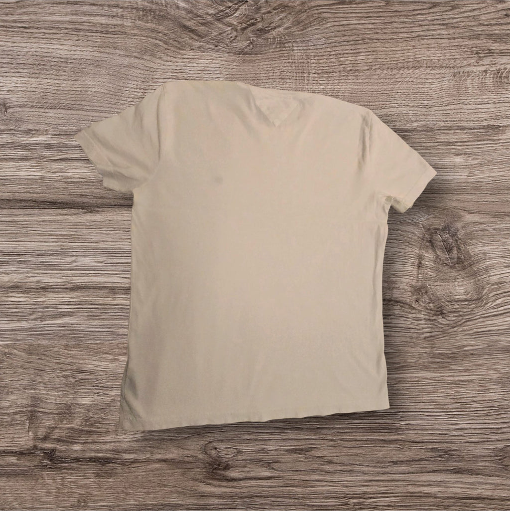 T-shirt a maniche corte Ottoman Kumus Tommy Hilfiger in cotone beige con girocollo su sfondo in legno